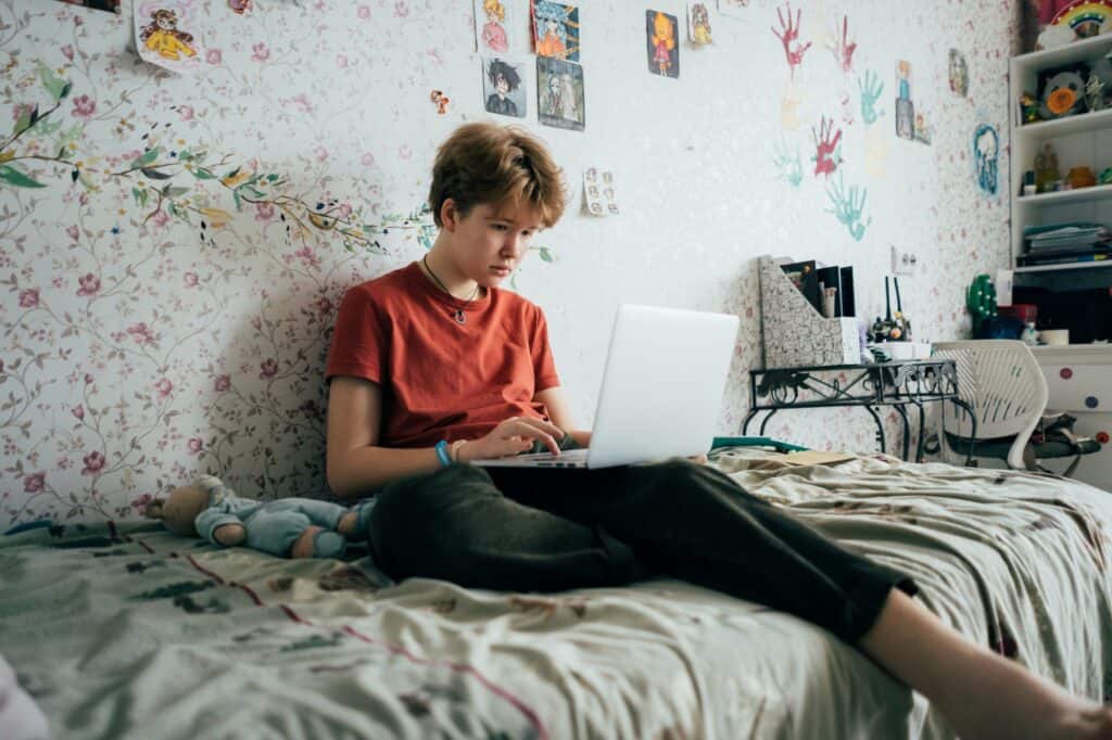 A teenage girl studying in her dorm room upon relocation